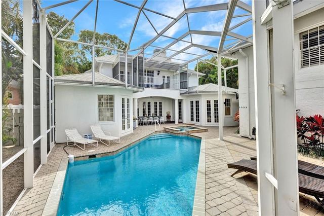 255 2nd AVE N, Naples, FL 34102