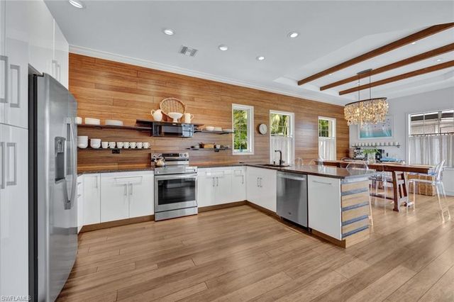 255 2nd AVE N, Naples, FL 34102