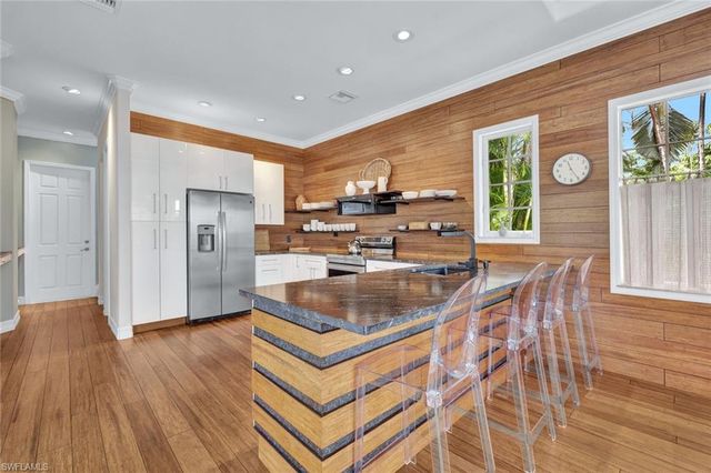 255 2nd AVE N, Naples, FL 34102