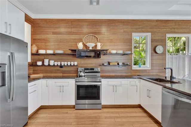 255 2nd AVE N, Naples, FL 34102