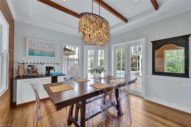 255 2nd AVE N, Naples, FL 34102