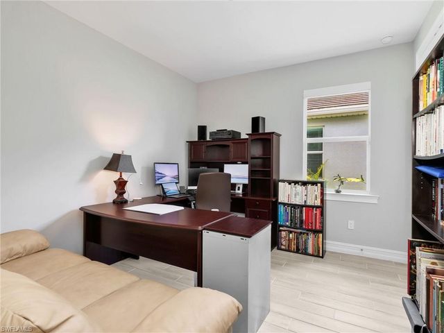 323 Tamarindo LN, Naples, FL 34114