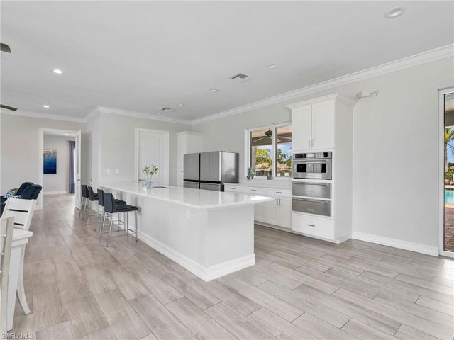 323 Tamarindo LN, Naples, FL 34114