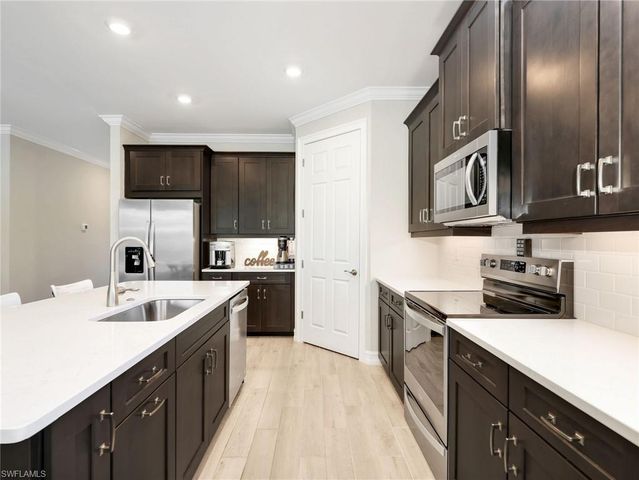 323 Tamarindo LN, Naples, FL 34114