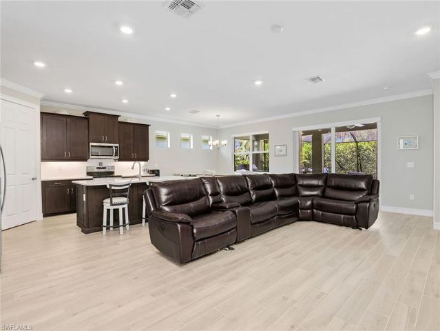 323 Tamarindo LN, Naples, FL 34114