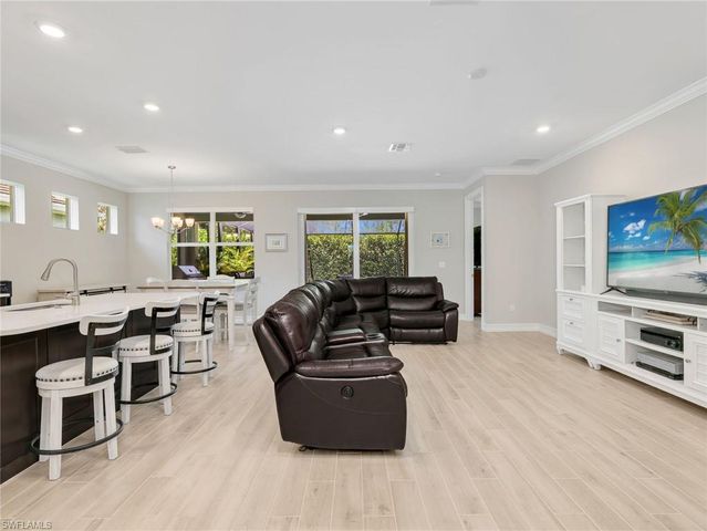 323 Tamarindo LN, Naples, FL 34114