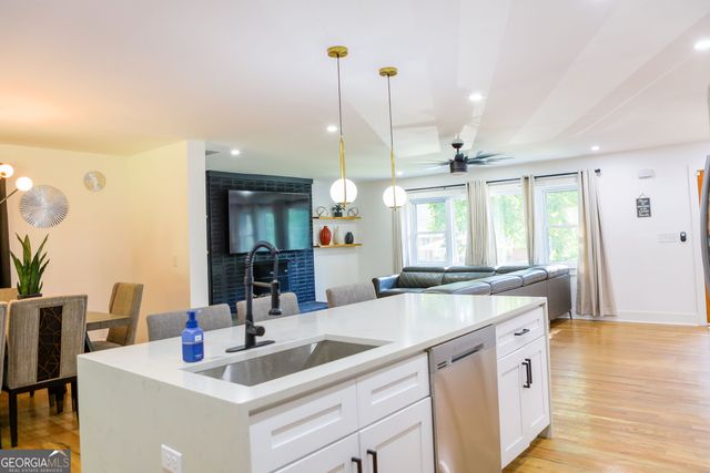 280 W Lake Drive NW, Atlanta, GA 30314