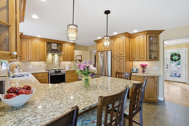 18 Oakridge, Saugus, MA 01906