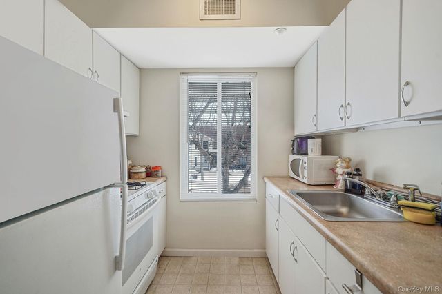 30 El Camino Ct 30, Coram, NY 11727