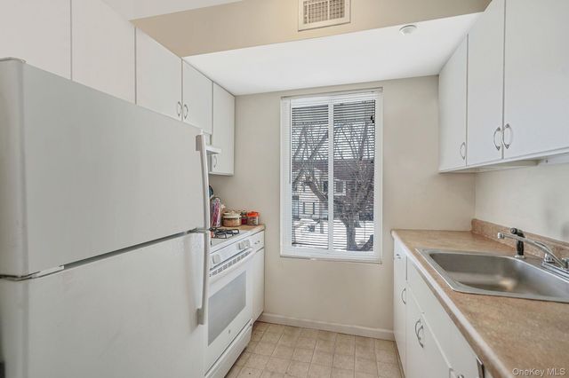 30 El Camino Ct 30, Coram, NY 11727