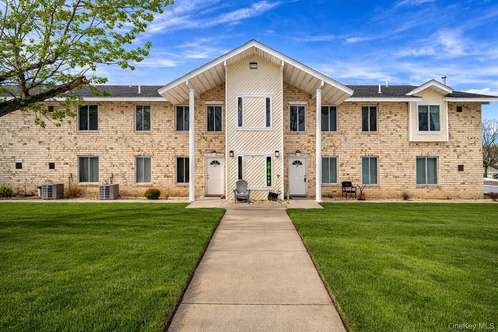 30 El Camino Ct 30, Coram, NY 11727