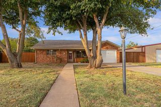 711 W 3RD STREET, Burkburnett, TX 76365