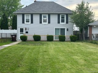 17788 Quarry St, Riverview, MI 48193