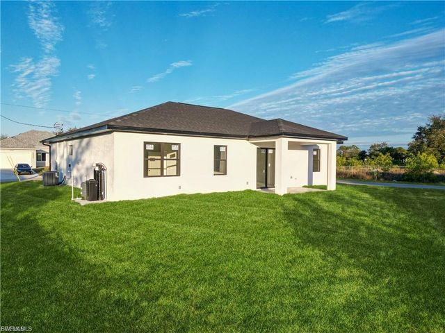 2001 Curry AVE N, Lehigh Acres, FL 33971