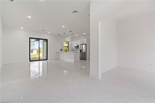 2001 Curry AVE N, Lehigh Acres, FL 33971