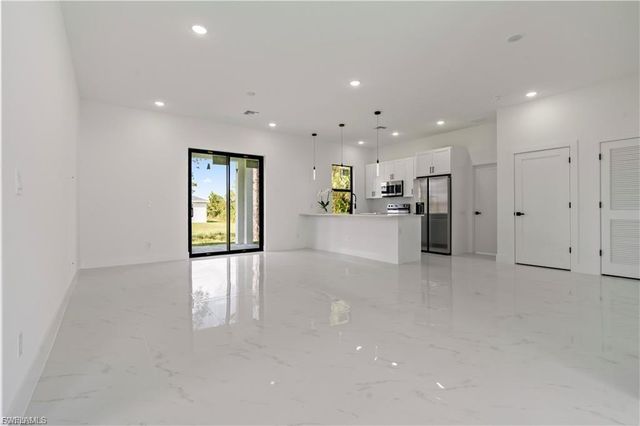 2001 Curry AVE N, Lehigh Acres, FL 33971