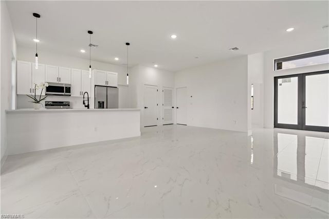 2001 Curry AVE N, Lehigh Acres, FL 33971