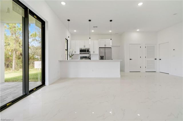 2001 Curry AVE N, Lehigh Acres, FL 33971