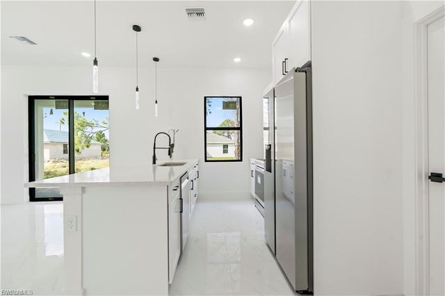 2001 Curry AVE N, Lehigh Acres, FL 33971