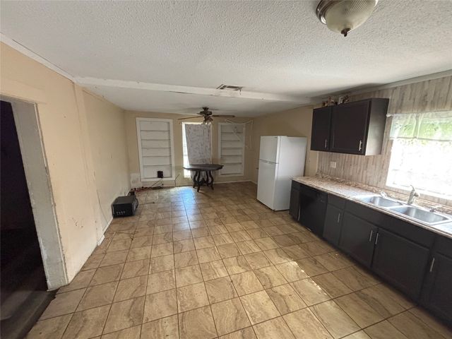 822 N Robinson Street, Cleburne, TX 76031