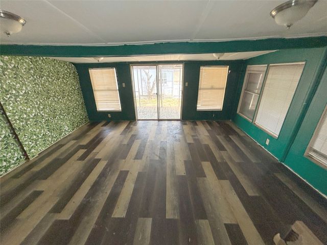 822 N Robinson Street, Cleburne, TX 76031