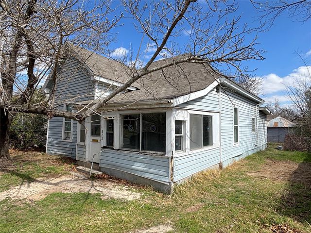 822 N Robinson Street, Cleburne, TX 76031