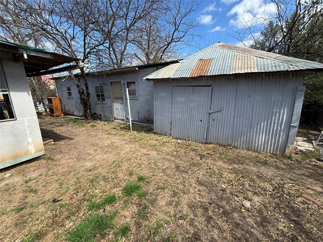 822 N Robinson Street, Cleburne, TX 76031