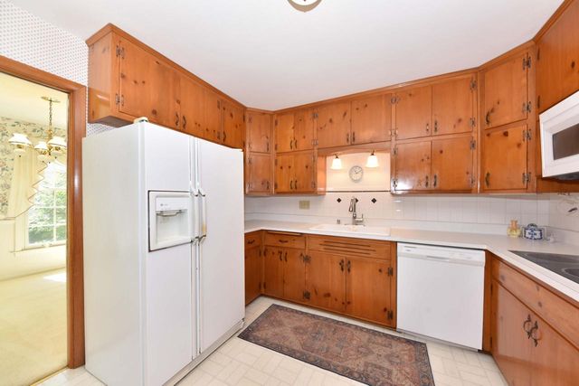 7758 N Berwyn AVENUE, Glendale, WI 53209