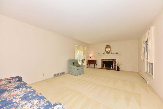 7758 N Berwyn AVENUE, Glendale, WI 53209