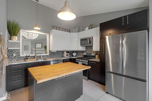 1015 E Killian Drive, Mooresville, IN 46158