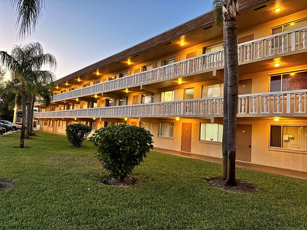 600 Village Green Court 203, Palm Springs, FL 33461