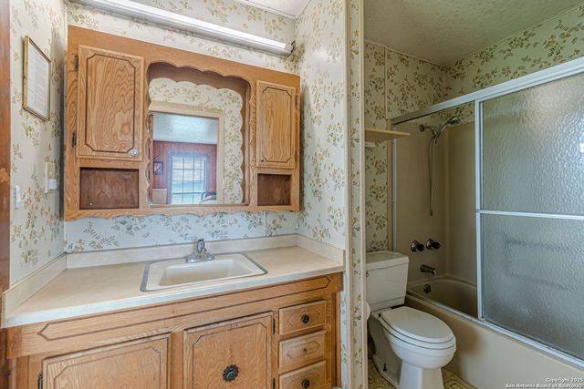 2034 County Road 342, La Vernia, TX 78121