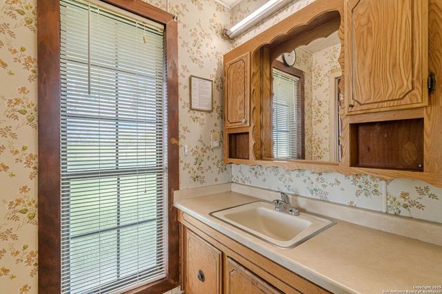 2034 County Road 342, La Vernia, TX 78121