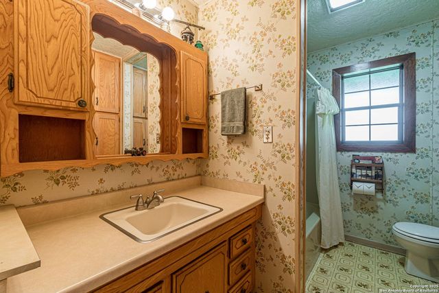 2034 County Road 342, La Vernia, TX 78121