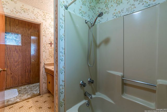 2034 County Road 342, La Vernia, TX 78121