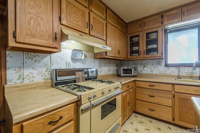 2034 County Road 342, La Vernia, TX 78121