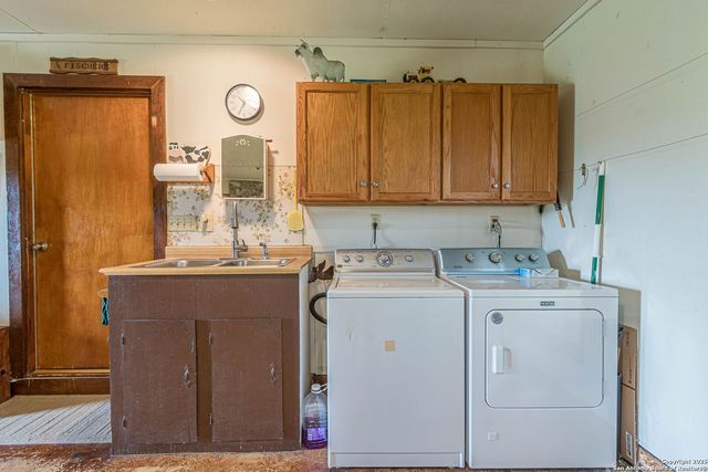 2034 County Road 342, La Vernia, TX 78121