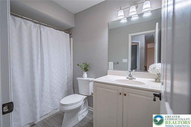 2161 Woodridge Drive, Lower Macungie Twp, PA 18062