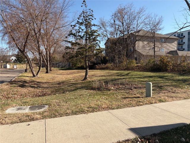 3050 Center Point Rd NE, Cedar Rapids, IA 52402