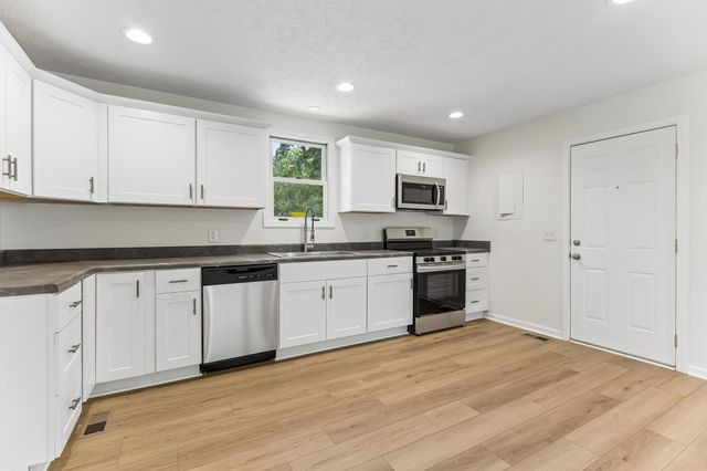 1001 Lakeside Dr, Ashland City, TN 37015