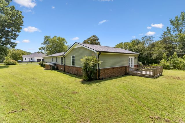 1001 Lakeside Dr, Ashland City, TN 37015