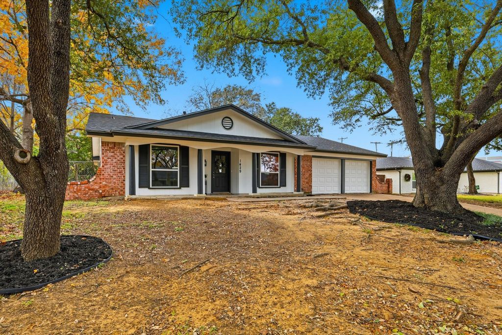 1429 Foothill Drive, Hurst, TX 76053