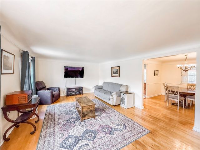 3921 Edge Rd, Brentwood, PA 15227