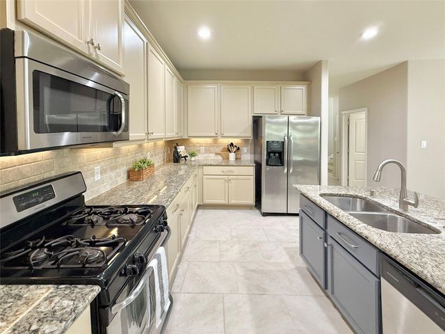 150 Meadow Grove Drive, Conroe, TX 77384