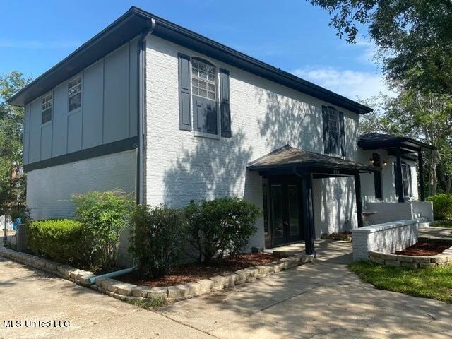 900 S Sea Cove Street, Pascagoula, MS 39581