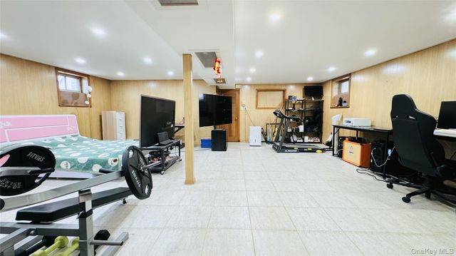 56-07 231th St, Bayside, NY 11364