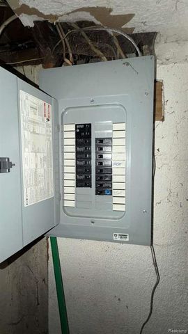 8494 Heyden Street, Detroit, MI 48228