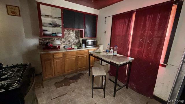 8494 Heyden Street, Detroit, MI 48228