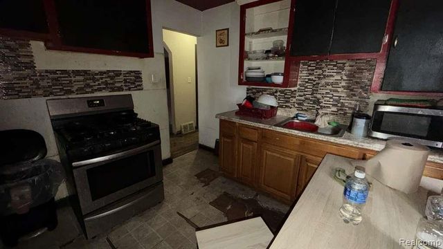 8494 Heyden Street, Detroit, MI 48228