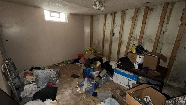 8494 Heyden Street, Detroit, MI 48228